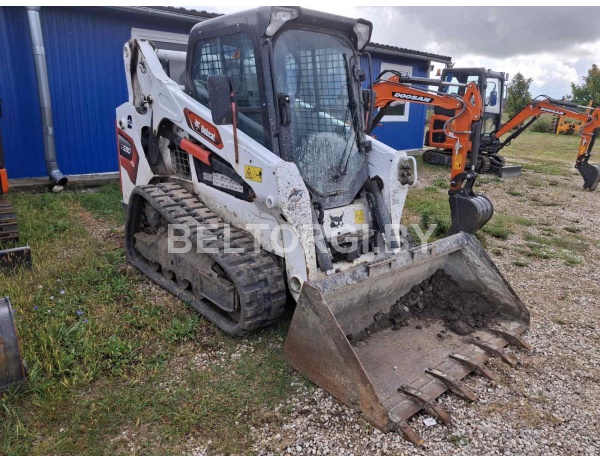 Гусеничный погрузчик BOBCAT T590 с навесным оборудованием, идент.номер B4KV12144